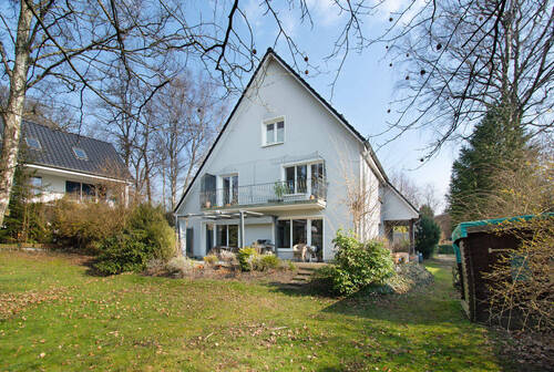 Großzügiger Balkon und Terrasse für die Mieter - Attraktives Mehrfamilienhaus in Wellingsbüttel - Gepflegtes Objekt mit Entwicklungspotential