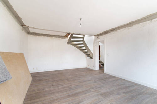 Derzeit sanierte Wohnung im 1. Obergeschoss - 