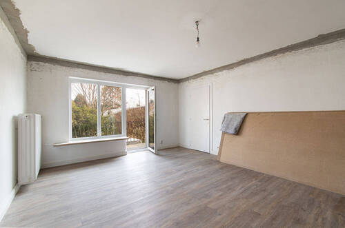 Helles Wohnzimmer mit Zugang zum Balkon - 