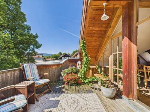 sonniger Balkon - 1 Zimmer Mehrfamilienhaus, Wohnhaus in Miesbach