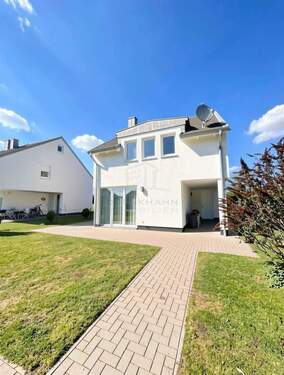 Außenansicht - Strandnahes Einzelhaus mit 4 Zimmern, Gäste-WC, Abstellkammer und zwei Stellplätzen mit Garten