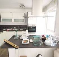 Sehr schöne, helle und moderne 4- Zimmerwohnung mit Einbauküche und großem Balkon - Fürth Südstadt