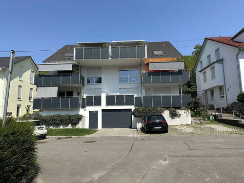Hausansicht - Sonnige, moderne 4,5 Zimmer Wohnung Enegieeffizienz A+ Endenergieverbrauch 16 kWh(m²·a) von Privat