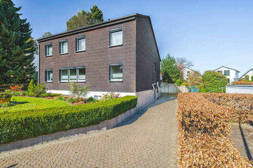 Einfahrt rechts - 7 Zimmer Mehrfamilienhaus, Wohnhaus in Roetgen-Rott