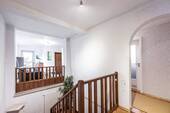 Flur mit Galerie im Obergeschoss - 