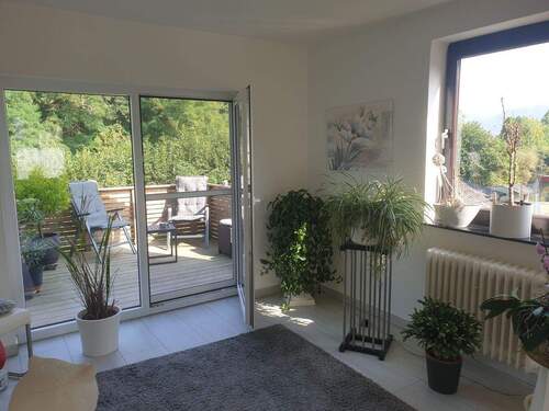 Wohnzimmer mit Ausgang zum Balkon - Mehrfamilienhaus, Wohnhaus mit 95,00 m&sup2; in Schauenburg zum Kaufen