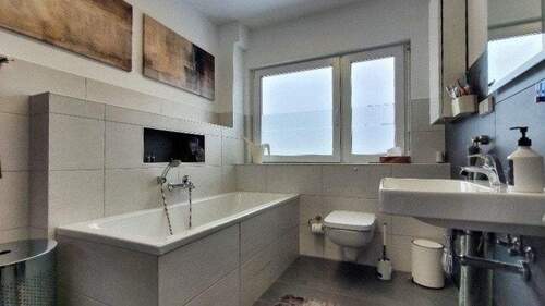 Eltern-Badezimmer mit BW und Dusche - 