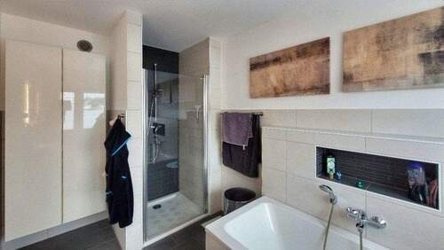 Bad mit Badewanne und Dusche - 