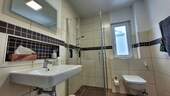 Bad 2 mit Dusche, WC, Waschbecken - 