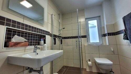 Bad 2 mit Dusche, WC, Waschbecken - 