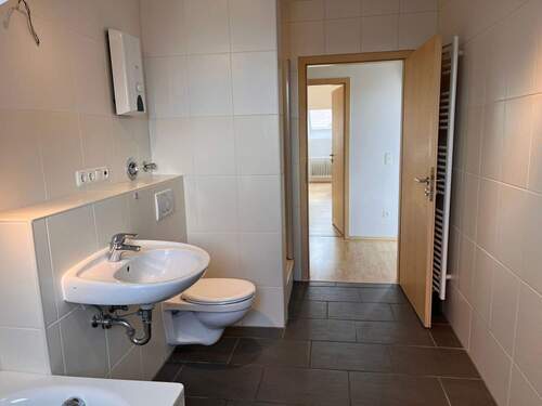 Tagesichtbad mit Wanne und Dusche - 