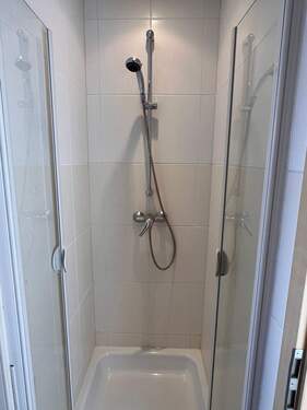 Tageslichtbad mit Wanne und Dusche - 