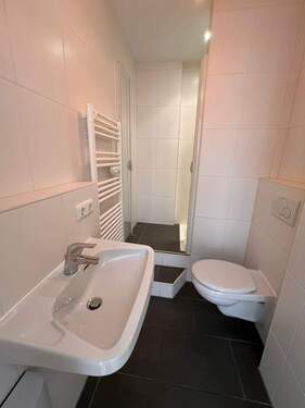 Gäste-WC mit Dusche - 