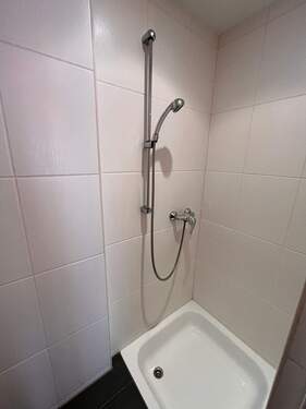 Gäste-WC mit Dusche - 