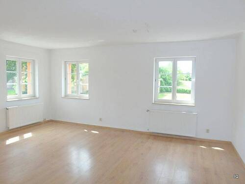 Zimmer 1 - Geräumige 3-Zimmer-Wohnung mit Laminatboden 'Dielenoptik', separater Küche und Badewanne