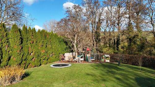 Garten mit eigenem Spielplatz - 