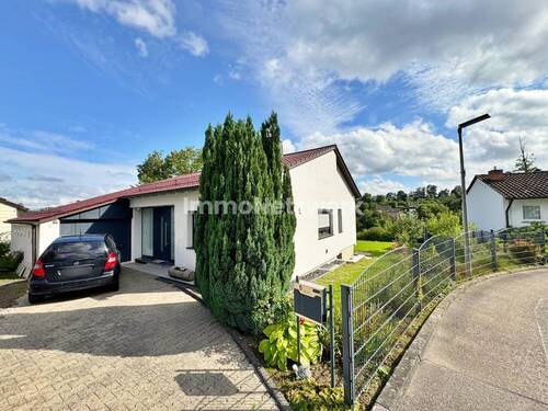 Hausansicht - Stilvolles Einfamilienhaus mit großem Garten in Sachsenheim - modernisiert und familienfreundlich