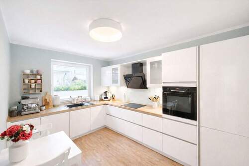 EG: Küche - Moderne Doppelhaushälfte (Bj. 2021) - familienfreundlich, A-Effizienz, Einbauküche & Garten