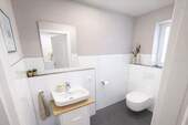 EG: Gäste-WC - 4 Zimmer Doppelhaushälfte in Hude