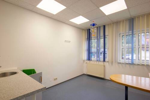 Behandlungsraum 2 - Büro mit 110,00 m&sup2; in Sundern (Sauerland) zur Miete