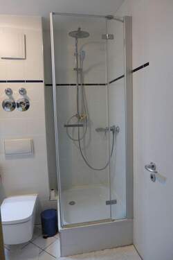 40b_komfortabel - Badeanne und Dusche.JPG - 