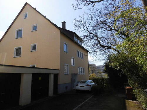 Ostansicht mit Eingang - 1 Zimmer Mehrfamilienhaus, Wohnhaus zum Kaufen in Stuttgart