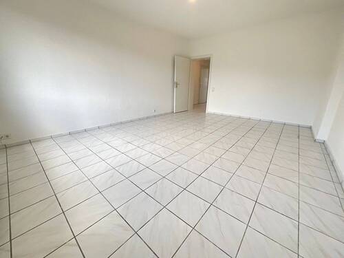 Wohnzimmer - Frisch renoviert in Ihre eigene 2 Zimmerwohnung