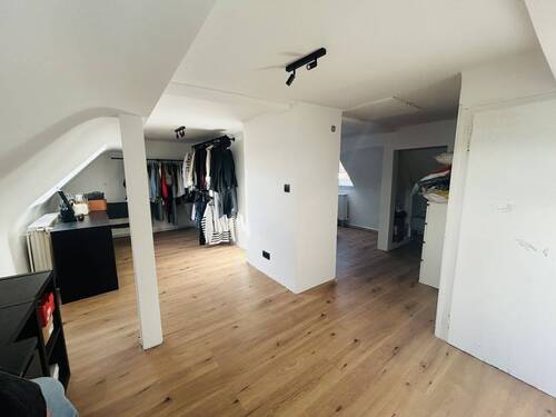 Schlafzimmer mit begehbaren Kleiderschrank - 