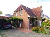 Ansicht vorne mit Carport - 5 Zimmer Einfamilienhaus in Ritterhude
