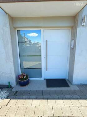 Hauseingang, neue Eingangstür - Verbessert - (KI generiert) - 1 Zimmer Mehrfamilienhaus, Wohnhaus in Meßstetten