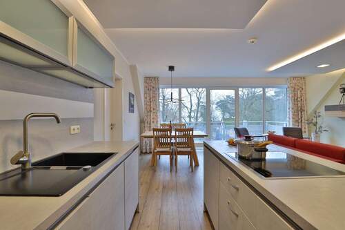 moderne Küche mit integriertem Essbereich - 