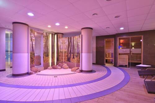 großzügiger SPA-Bereich mit Saunen - 