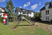 hauseigener Spielplatz im Innenhof der Anlage - 