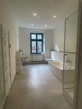 Bad - Hochwertige 2 Raumwohnung mit großen Balkon und Stellplatz - ab sofort verfügbar!