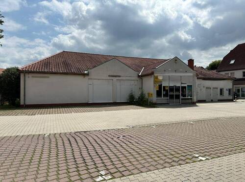 Ansicht Parkplätze zum Haupteingang - Gewerbeobjekt (Büro, Produktion, Verkauf) in Mansfeld