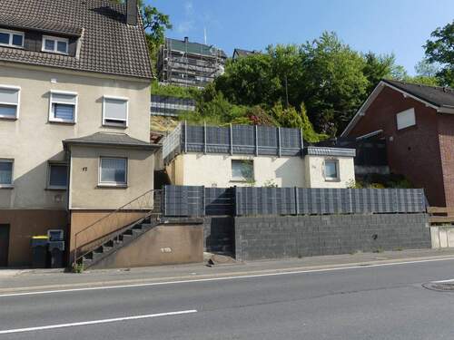 Straßenansicht mit freistehendem Anbau - 9 Zimmer Mehrfamilienhaus, Wohnhaus zum Kaufen in Werdohl