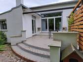 Wohnbereich mit Westterrasse - Wohn-und Geschäftshaus 850m²saniert + 3088m² Grundstück Mischgebiet
