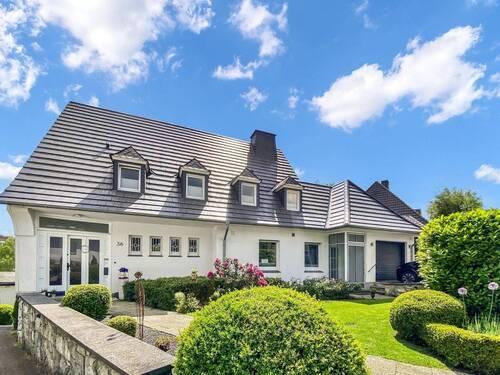 Hausansicht - Großzügiges Einfamilienhaus mit Einliegerwohnung - zentrale Wohnlage am Schorenweg in Warstein