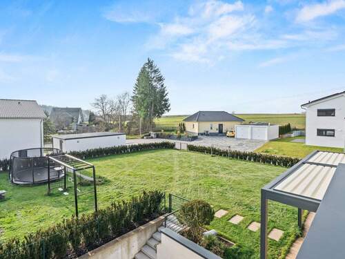 Blick in den Garten / Grundsteilung ist möglich - Einfamilienhaus mit 393,00 m&sup2; in Meßkirch zum Kaufen