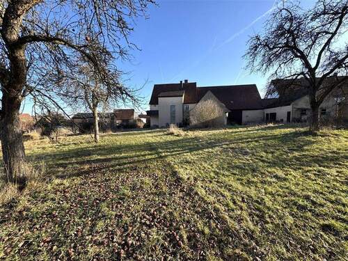 Blick zum Haus, Scheune und Nebengebäude - 