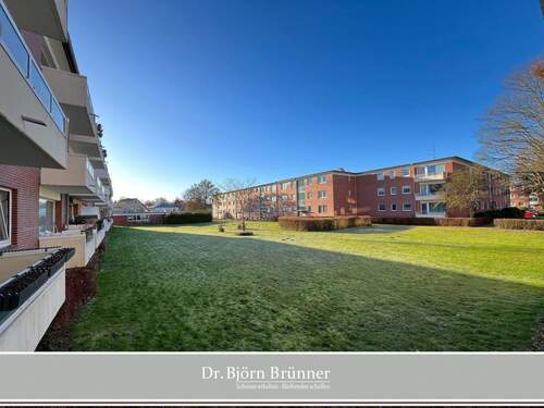Weitblick vom Balkon - Bestens geschnitten, herrlich ruhig, sonniger Süd-Balkon zum Garten und Kfz-Stellplatz am Haus