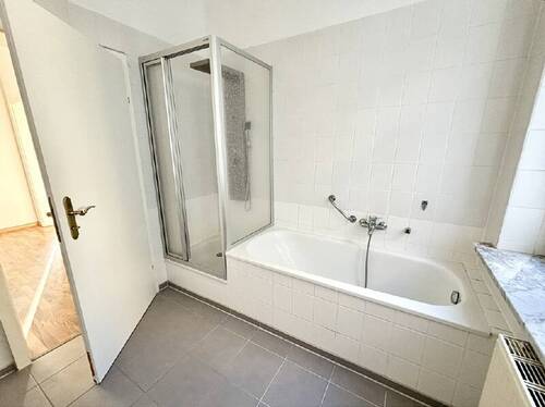 Tageslichtbad mit Wanne und Dusche - 