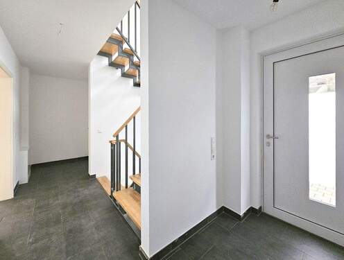 Eingangsbereich - 7 Zimmer Einfamilienhaus zum Kaufen in Ehingen