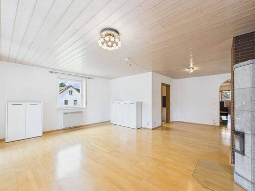 Großzügiger Wohnbereich mit angrenzender Küche - 