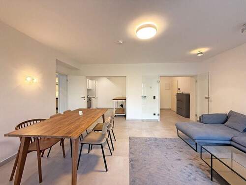 Geräumiges Wohnzimmer mit offener Küche und Zugang zum Balkon - 2 Zimmer Etagenwohnung in Düsseldorf