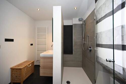 Bad 2 - Wanne & Dusche - 