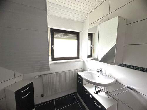 Bad mit Fenster - 6 Zimmer Einfamilienhaus in Flachslanden