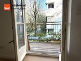 Blick vom Wohnzimmer auf den Balkon - 