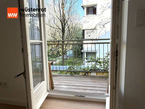 Blick vom Wohnzimmer auf den Balkon - 