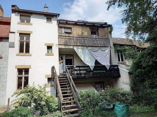 Rückseite mit Balkonen und Terrasse - 